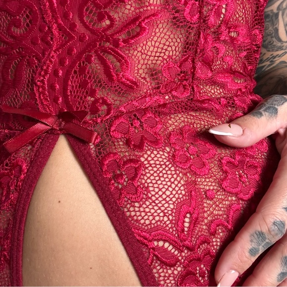 Red lingerie - Picture 4 of 4